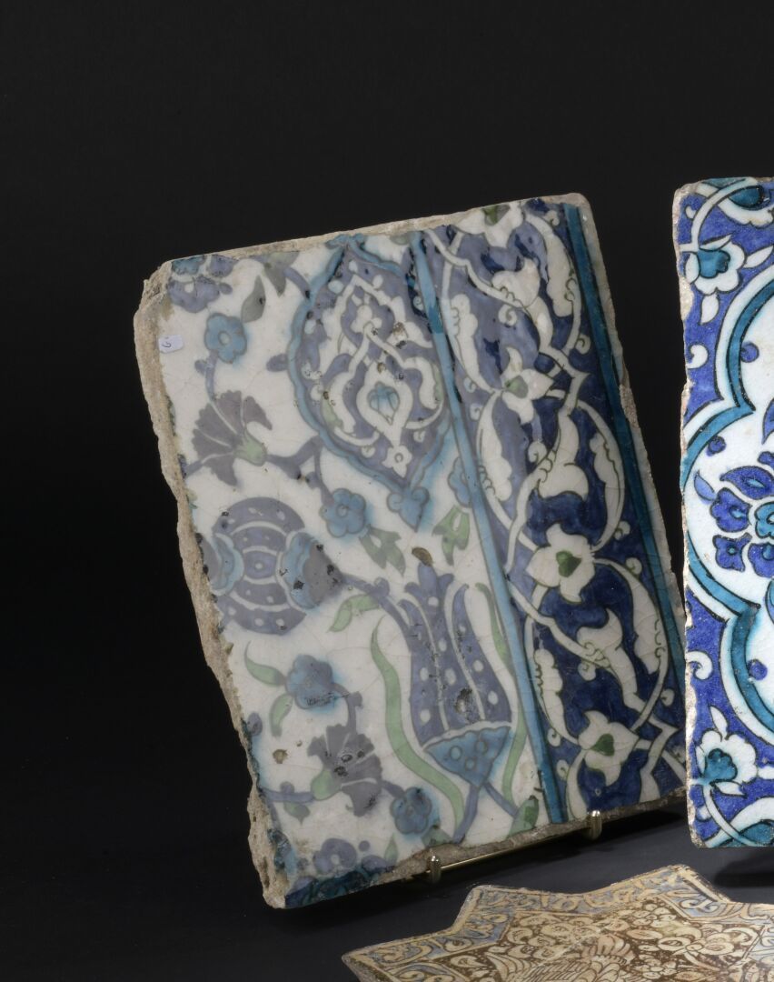 Null 花卉装饰的瓷砖

硅质浆料，下绘多色装饰

透明无色的釉面。

大马士革，大概1570-90年。

25.5 x 21.4 厘米



这块瓷砖在白底&hellip;