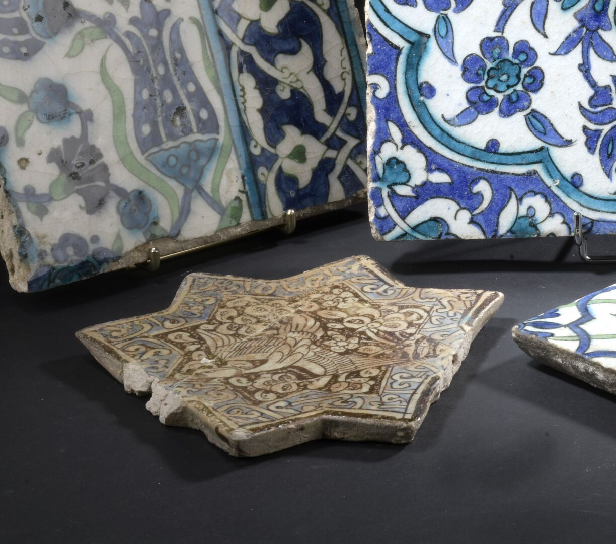 Null Dos fragmentos de azulejos persas en forma de estrella

Pasta silícea con d&hellip;