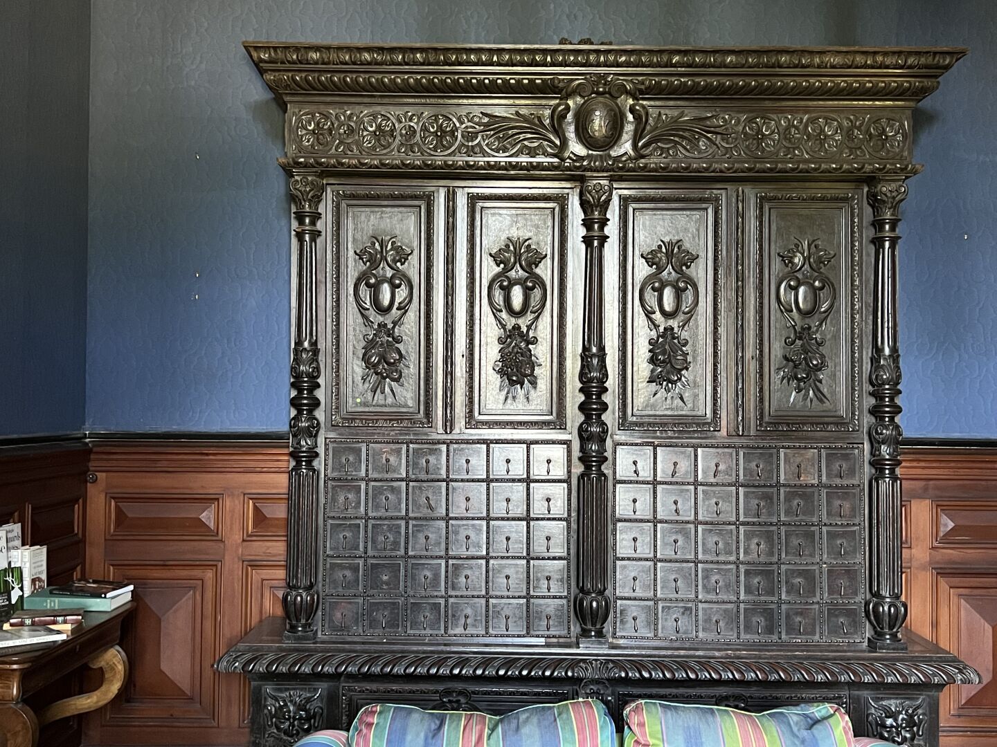 Null 19世纪末文艺复兴风格的黑木药柜。 它有四片叶子和60个抽屉，分五排打开，放在一个凸出的底座上，有雷恩国王的手臂和三个皇冠的花纹（BRIAU收藏）。
&hellip;