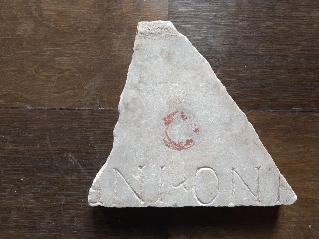 Null Fragment mit der eingravierten Inschrift "INO . INE". Marmor. 

Römische Ep&hellip;