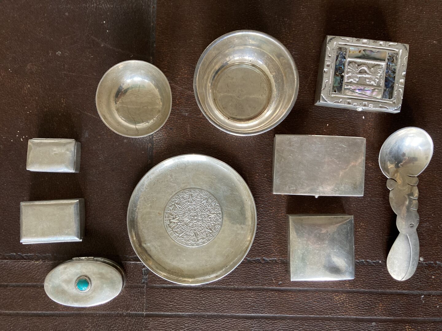 Null 墨西哥银器拍品，千分之925，包括六个盒子，其中一个镶有绿松石，一个小碟子，一个粥勺，两个小杯子。

毛重：209.4克。