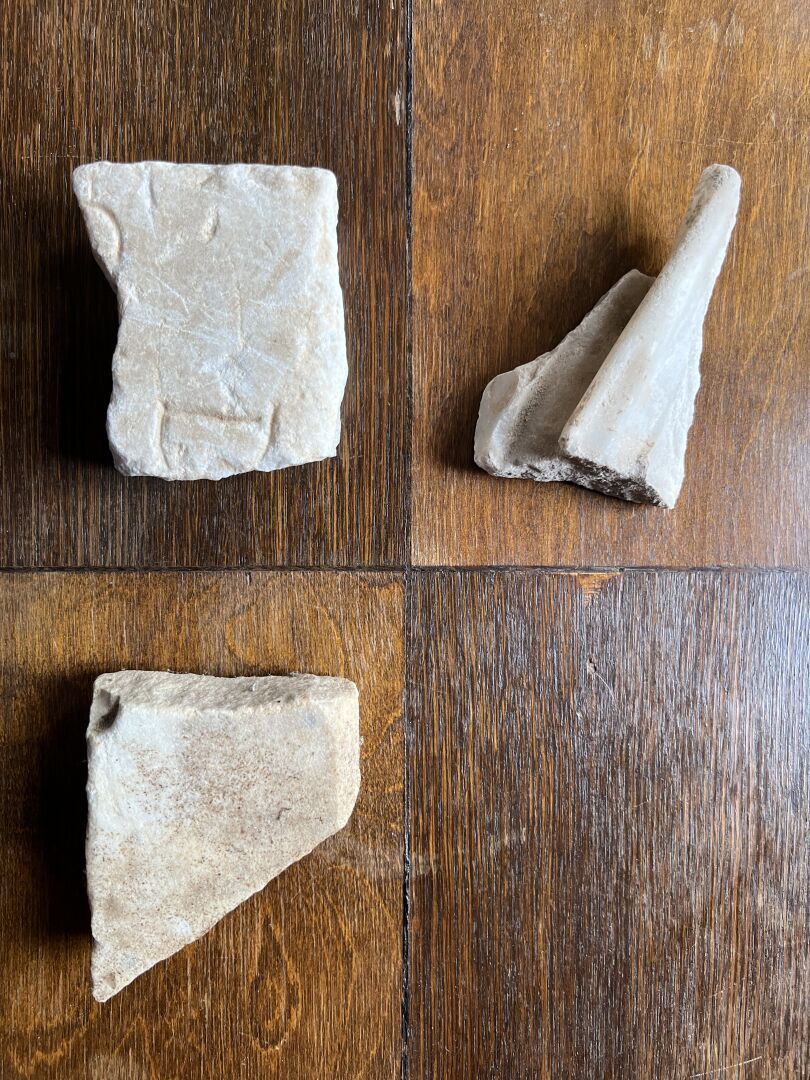 Null 三块碎片的拍品；大理石。 

罗马艺术。 

一个刻有 "D ..."，8 x 10厘米 

帷幔的一个碎片 11 x 7 

一个光滑的碎片，10 &hellip;