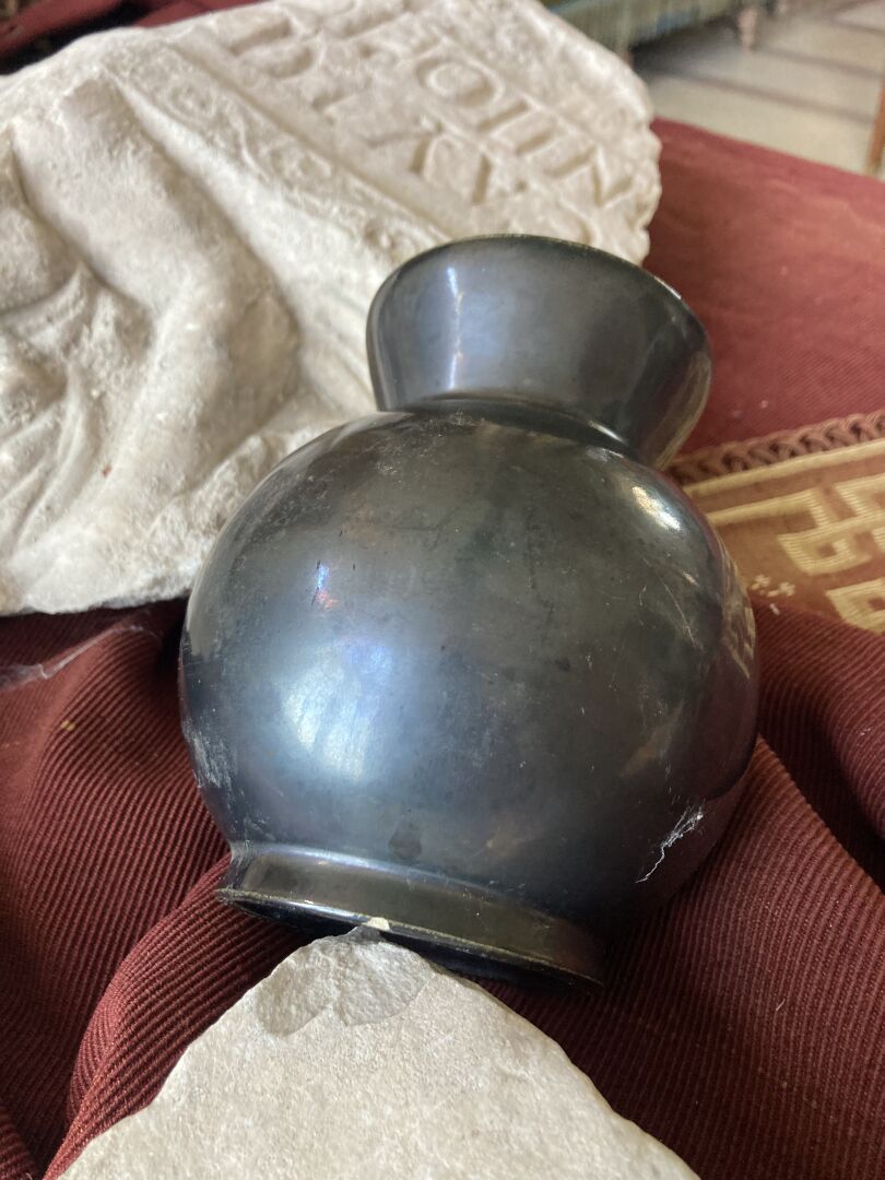 Null ACCOLAY (act. 1945-1992).

Kugelförmige Vase aus schwarz glasiertem Steinze&hellip;