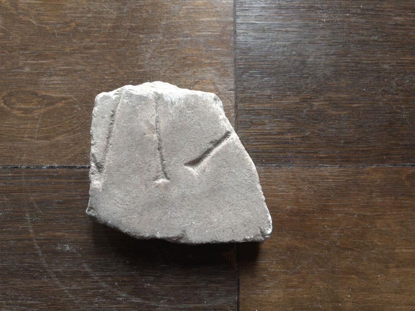 Null 碎片上刻有 "VIX (?) "字样。大理石。 

罗马时期。 

10 x 11.5厘米。