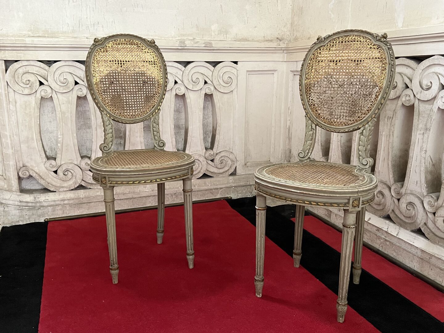 Null Paire de chaises cannées en bois mouluré et sculpté style Louis XVI vers 19&hellip;