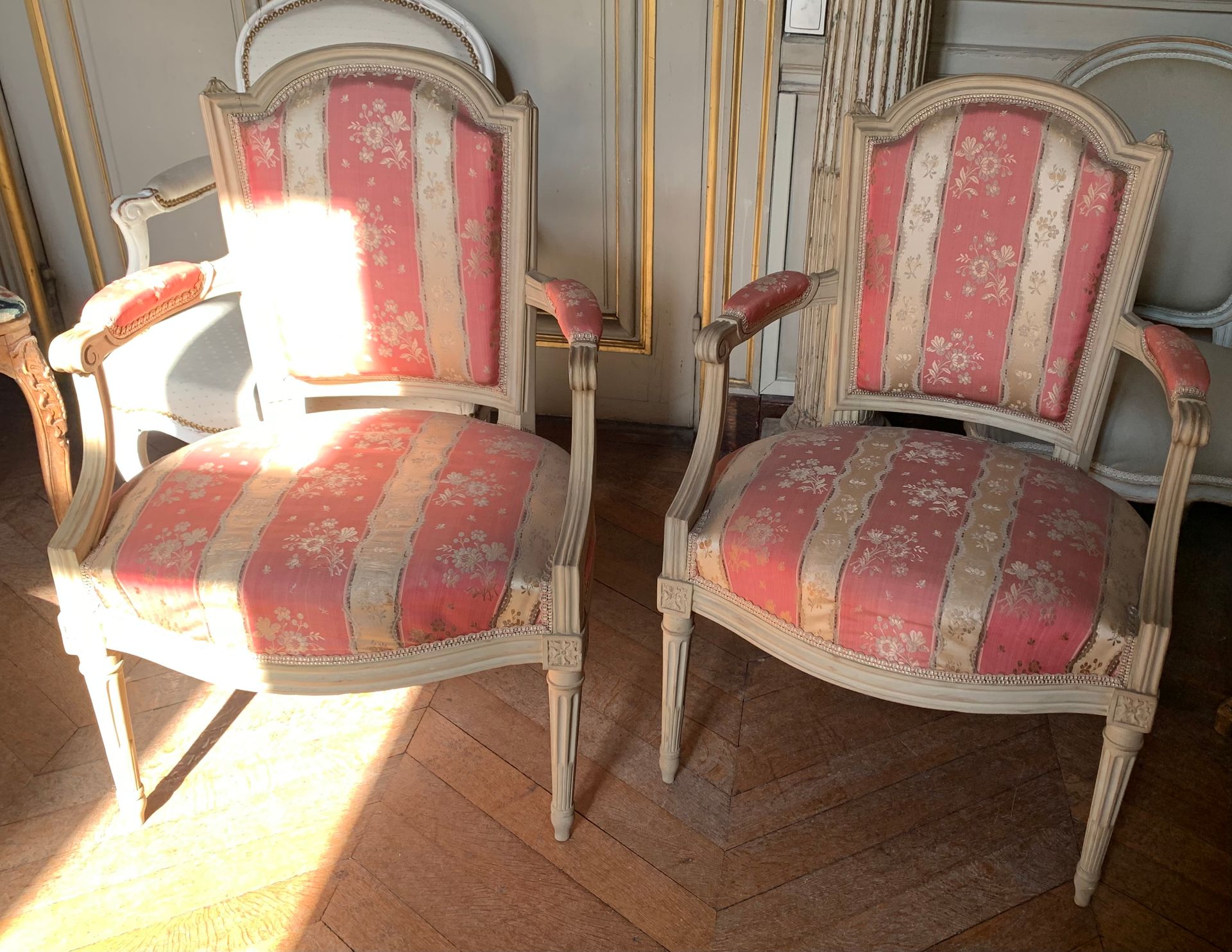 Paire de fauteuils en bois mouluré et sculpté estampillés G. SENE d'époque Louis&hellip;