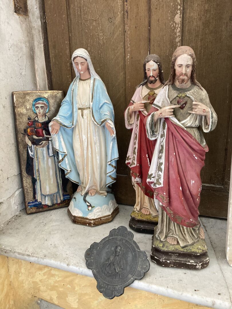 Null Religious lot including sculptures in polychrome plaster, metal plate and c&hellip;