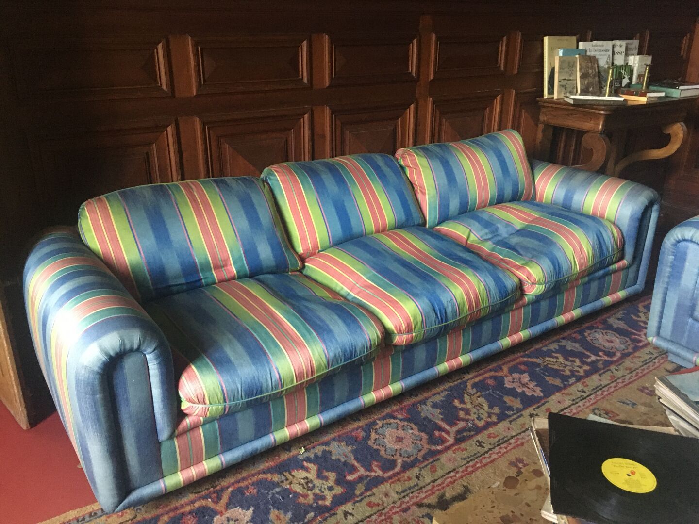 Null 两张舒适的沙发，用Rubelli（1985年）的织物覆盖羽毛装饰。

一个双座的高63厘米，宽190厘米，深98厘米

另一个，三个座位，高63，宽2&hellip;