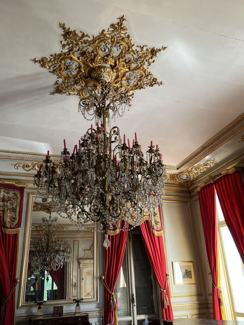 Null 
拿破仑三世时期的鎏金铜和水晶吊灯 




有60支蜡烛和15个灯，分两排。 




(对一个铃铛的小事故)。尺寸 H.205 Dia 178cm&hellip;
