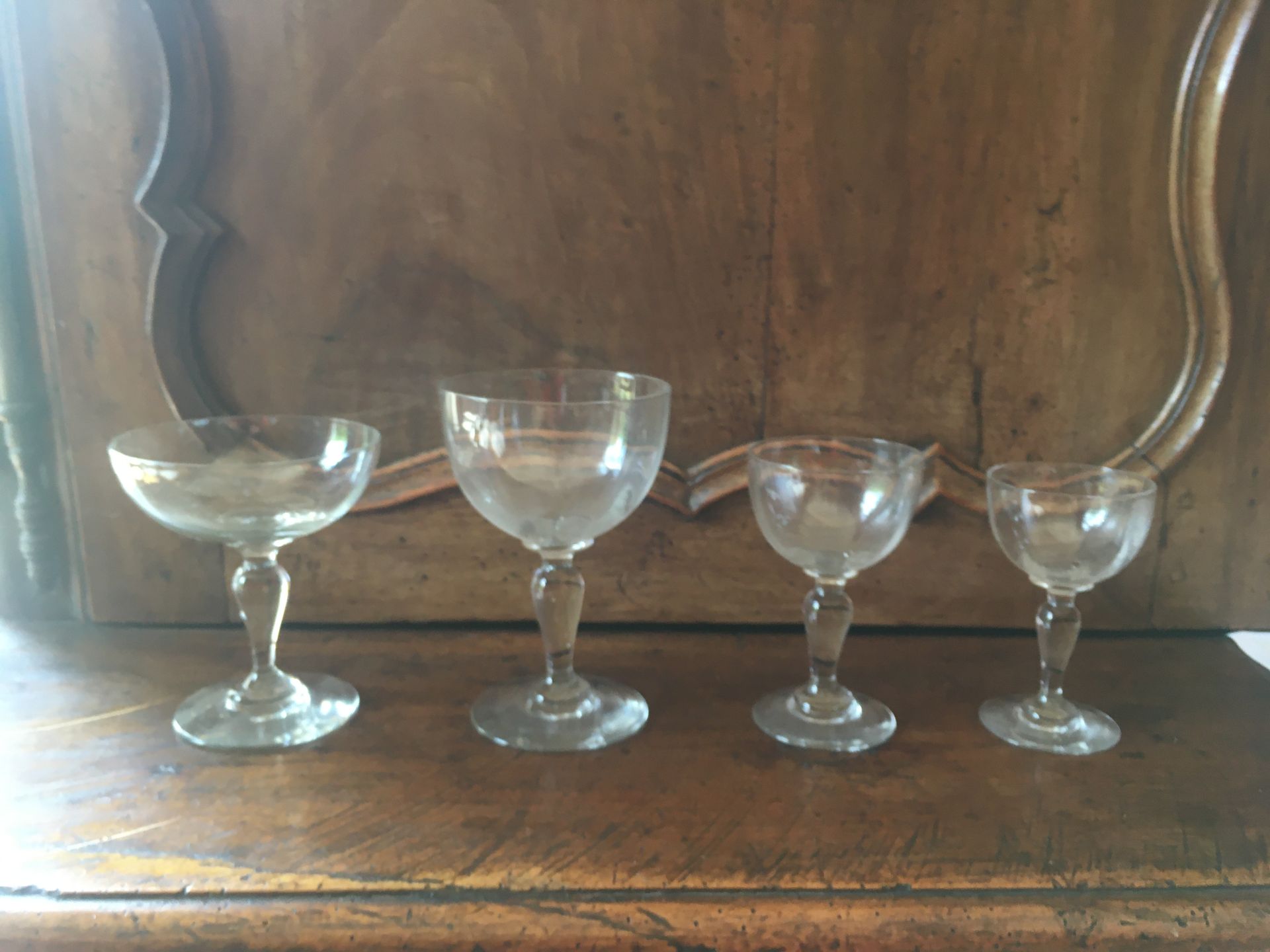 Null 
十九世纪末的玻璃器皿，栏杆形

它包括 

10个香槟酒杯

9个水杯，高14厘米

9个白葡萄酒杯

9个红酒杯



包括12个香槟杯和11个不&hellip;