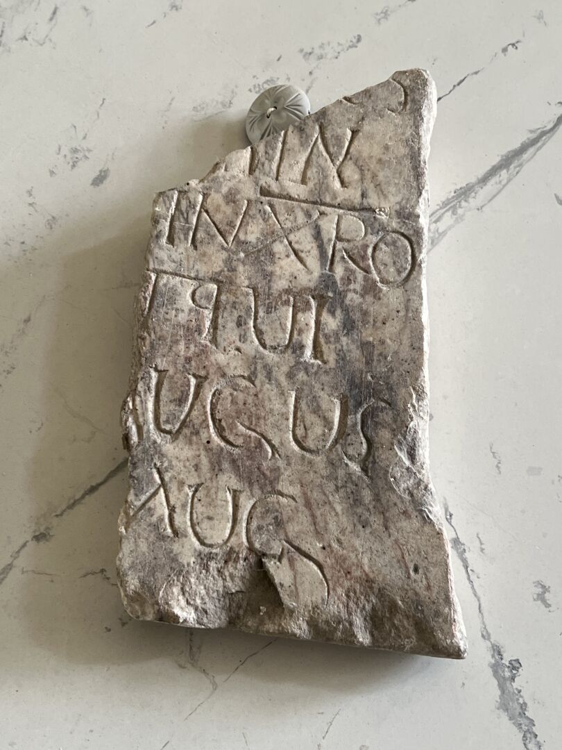 Null Fragment gravé de l'inscription « ININXROUIUGUS UG ». Marbre blanc veiné. E&hellip;