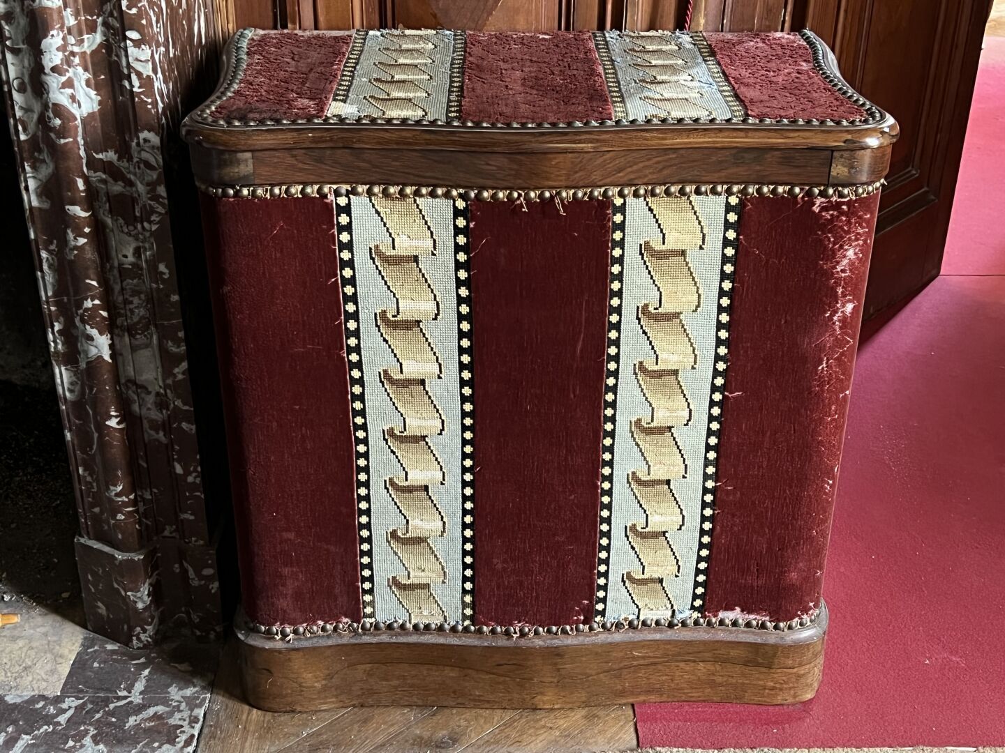 Null 拿破仑三世时期的紫檀木箱子 

饰有天鹅绒面板和挂毯带（BRIAU系列）。 

H.72 L.71 D.40 cm。