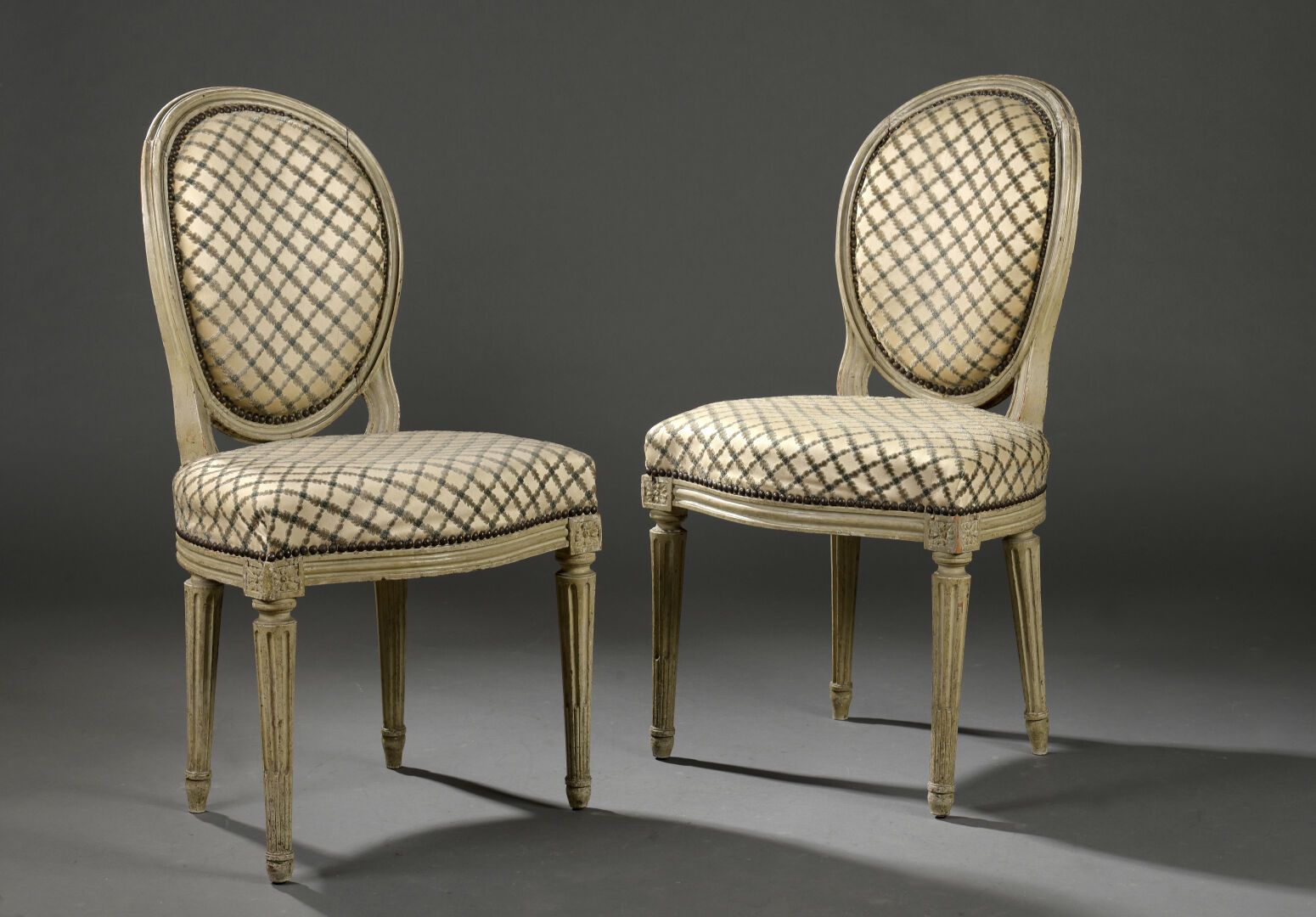 Null Un par de sillas de madera moldeada y tallada con el sello de Avisse de la &hellip;