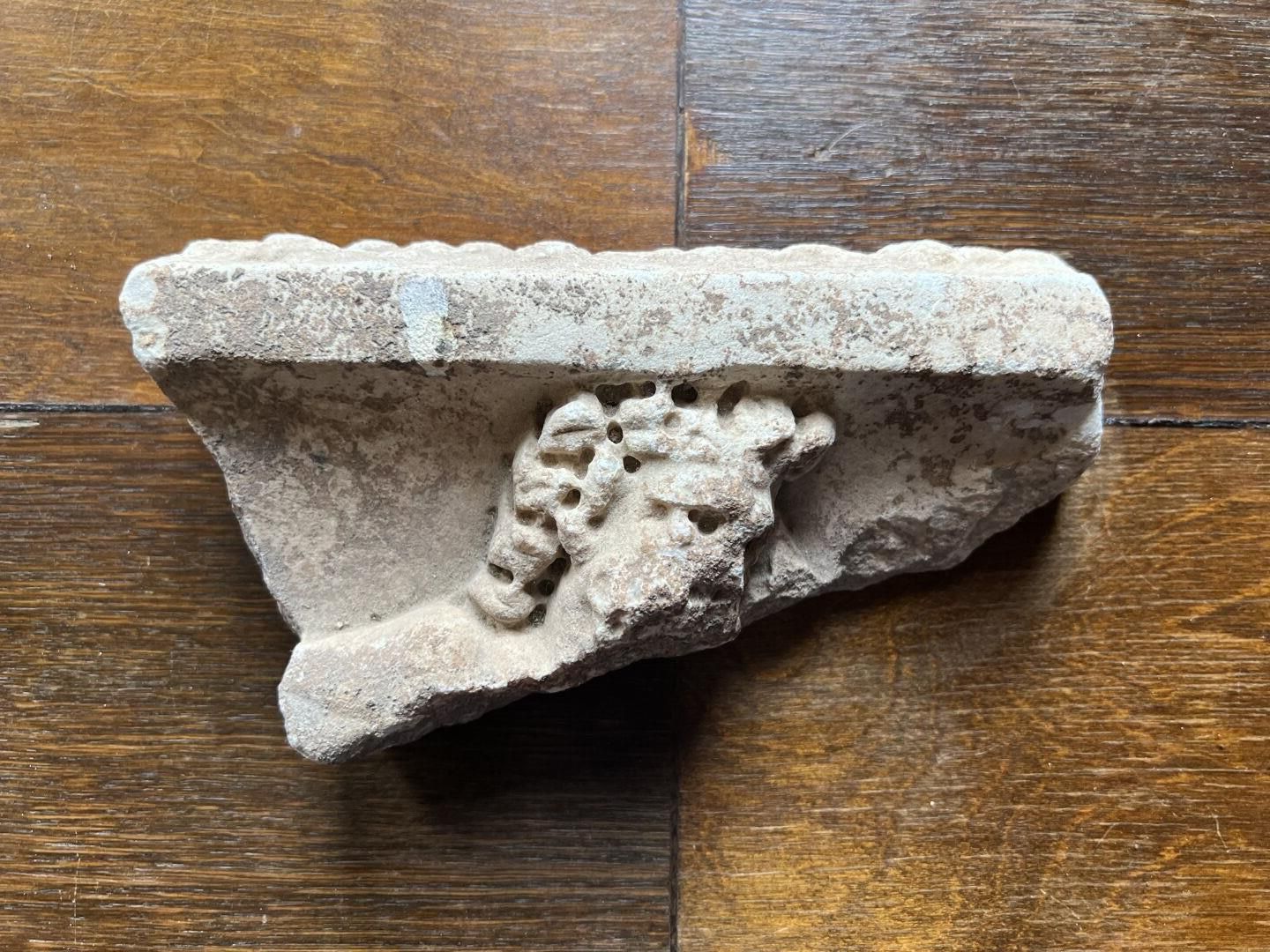 Null Fragment orné en relief d'une tête de faune réalisée à l'aide du trépan. Ma&hellip;