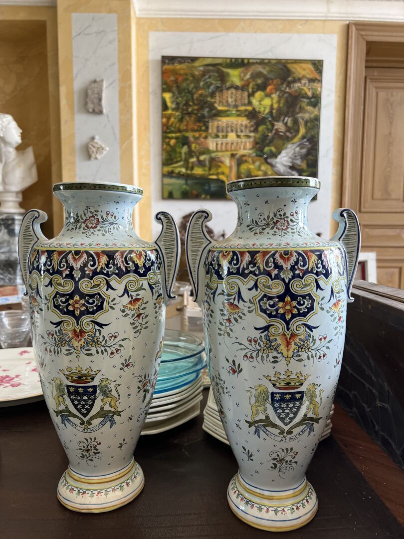 Null DESVRES，19世纪

一对陶制花瓶和花束，具有 "老鲁昂 "装饰的味道。

高40厘米

划痕