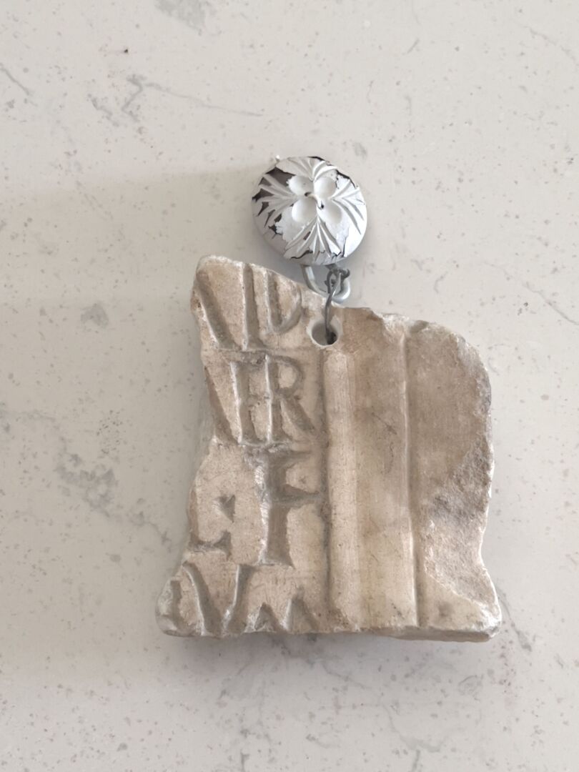 Null 碎片上刻有 "IDIRF "的字样，边上有一个模子。大理石。 

罗马时期。 

10 x 8.5厘米。