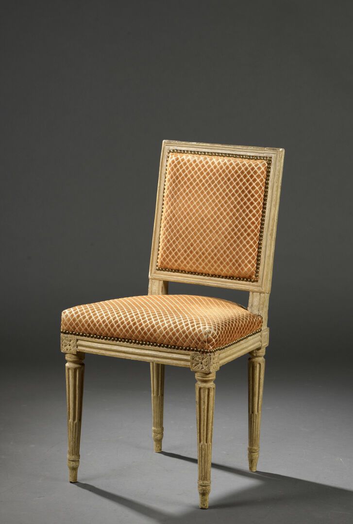 Chaise en bois mouluré et sculpté estampillée C. SENE d'époque Louis XVI 
A doss&hellip;