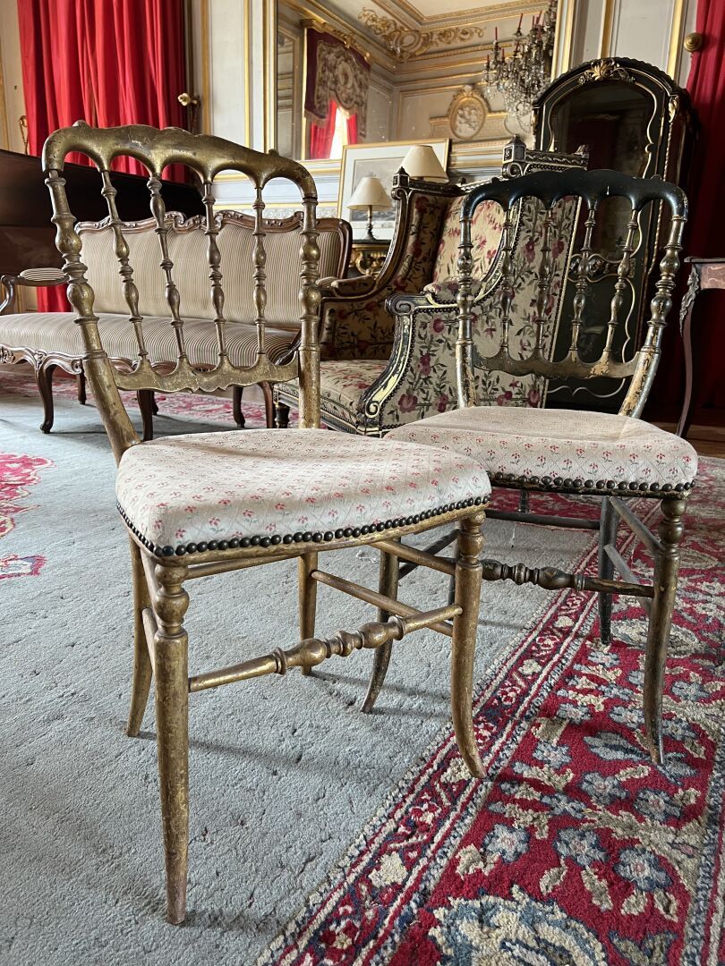 Null 一对拿破仑三世时期的鎏金木椅

有镂空的背部和栏杆。

磨损的

高83、宽41、深36厘米