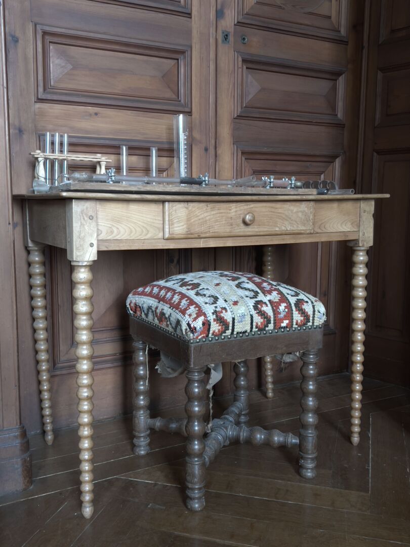 Null Table bureau en bois naturel, XXe siècle

Elle ouvre à un tiroir en ceintur&hellip;