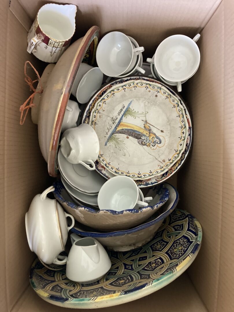 Null 陶器套装，包括盘子，碟子，沙拉碗，咖啡杯和碟子以及杂物。