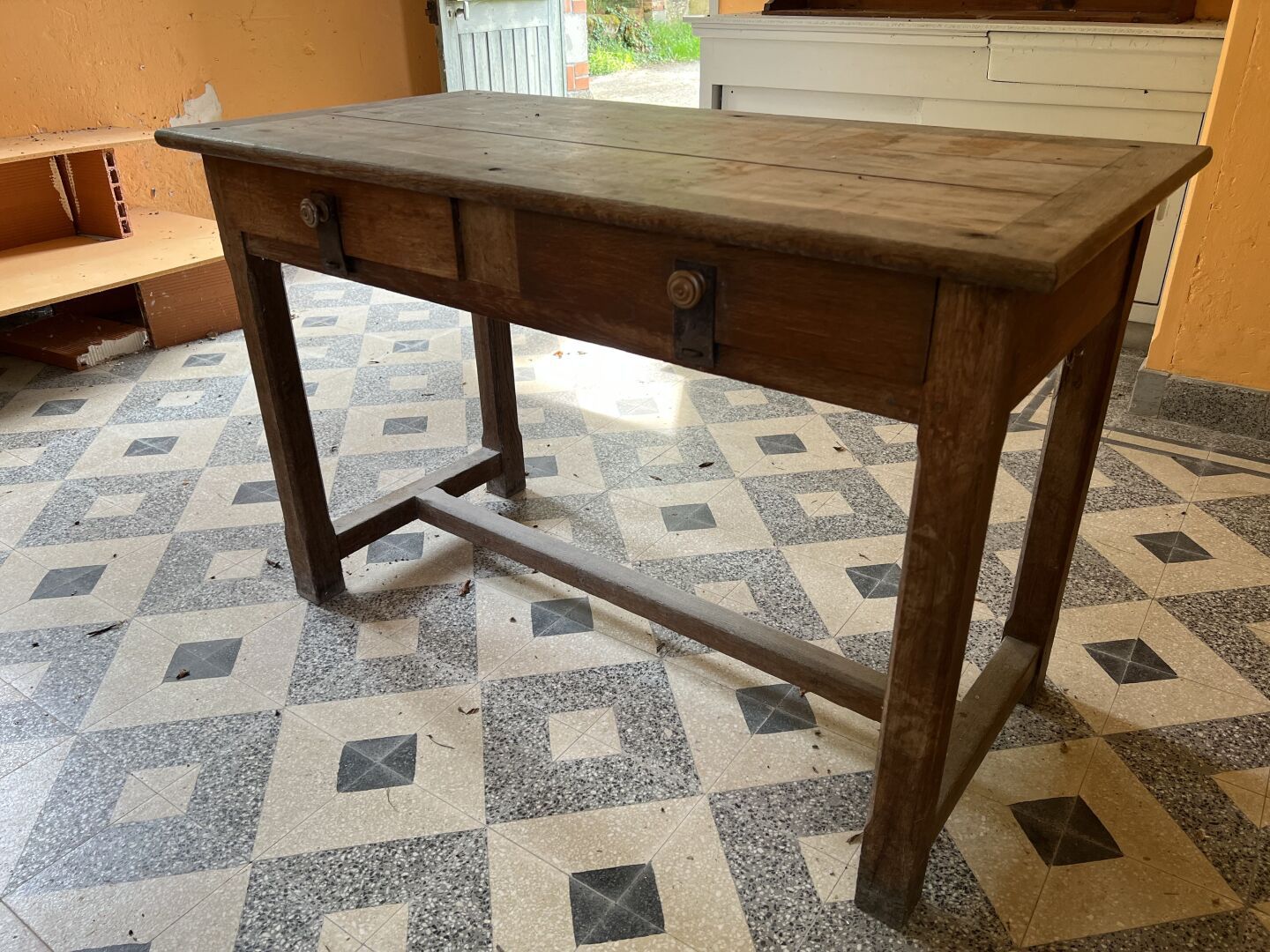 Null Table bureau en bois naturel fin du XIXème, ouvre à deux tiroirs H.77 L.120&hellip;