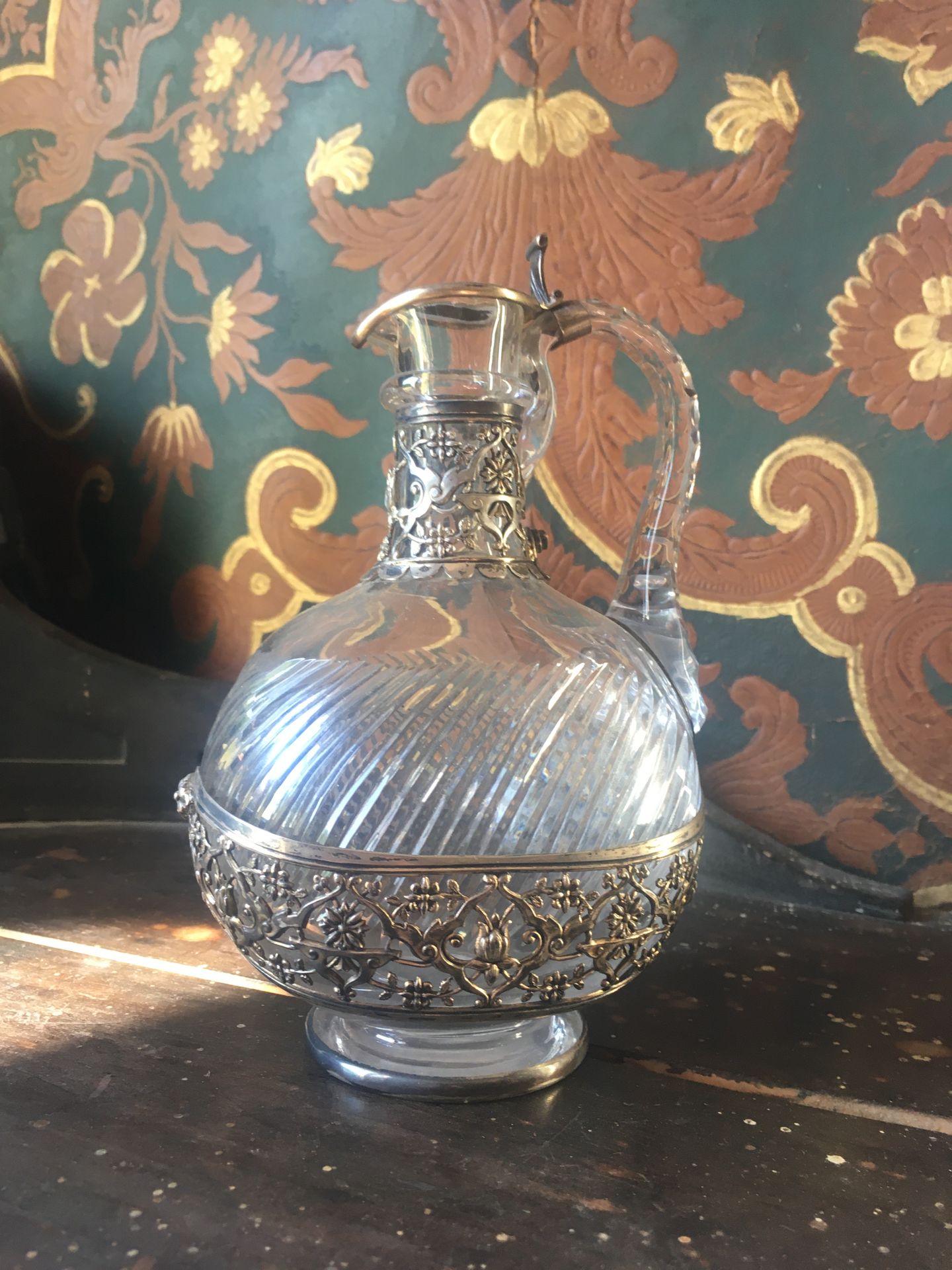 Null Pequeña jarra de vidrio tallado, marco de plata, marca Minerva.