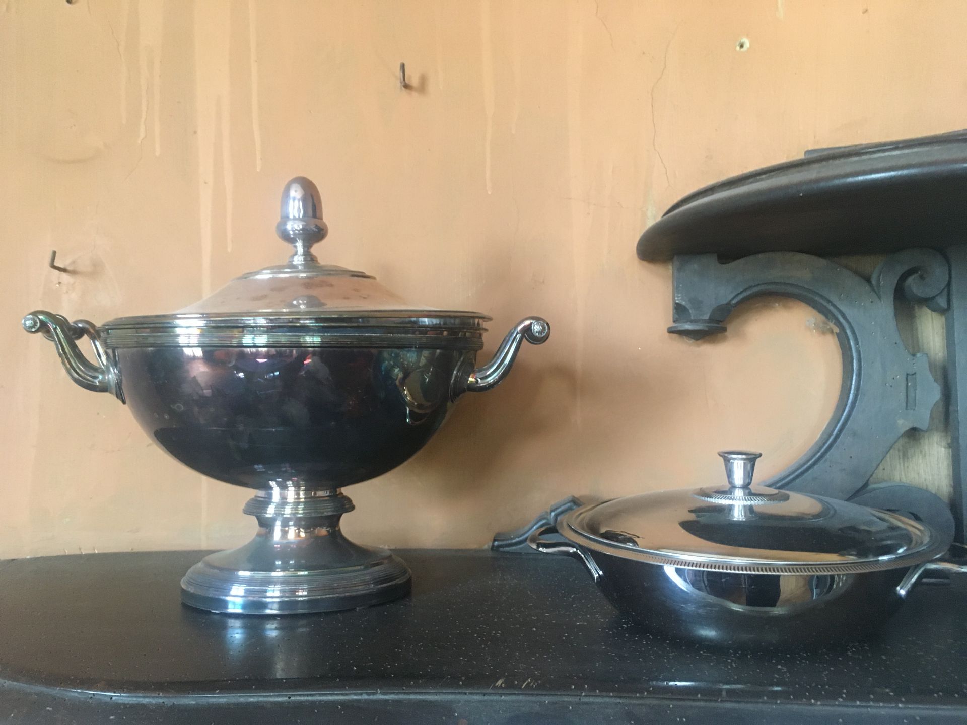 Null Lot in silver plated metal including:

A teapot and its stove

A tureen and&hellip;