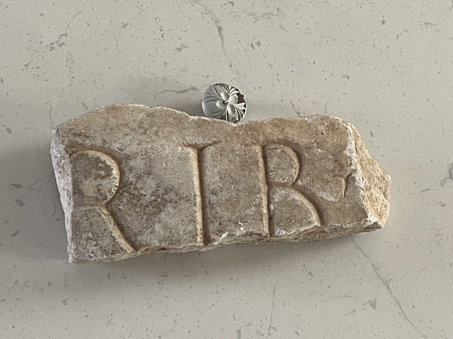 Null 碎片上刻有 "RIB "字样。大理石。 

罗马时期。 

9 x 19厘米。