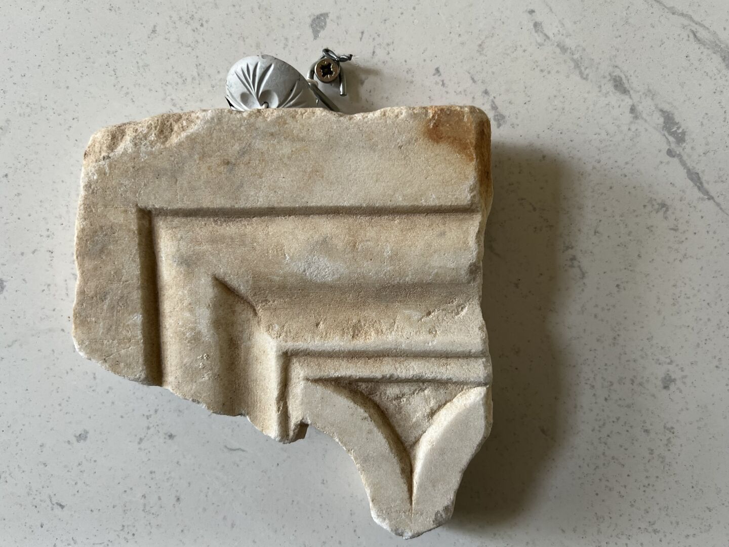 Null Fragment einer gekehlten Ecke. Marmor. 

Römische Kunst. 

13,5 x 13 m.