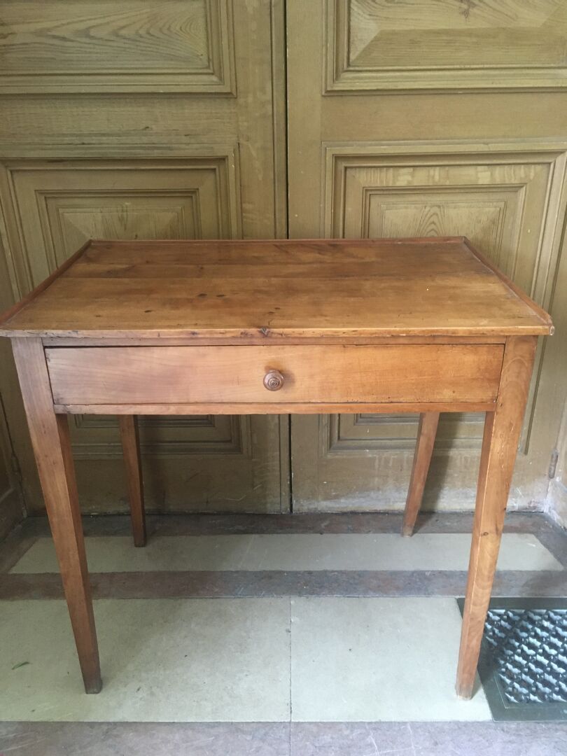 Null 小型果木书桌。19世纪。

它在腰带处有一个抽屉，可以打开。

H.75 W.77 D.50 cm
