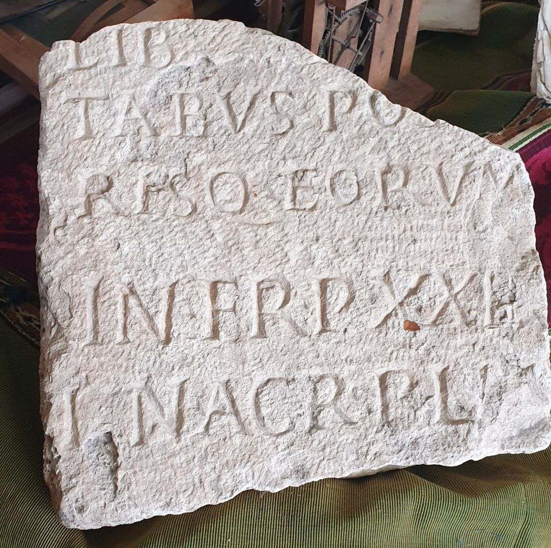 Null Fragment, in das auf 5 Zeilen die Inschrift "LIB TABUS POR..SO EORUMIN FR P&hellip;