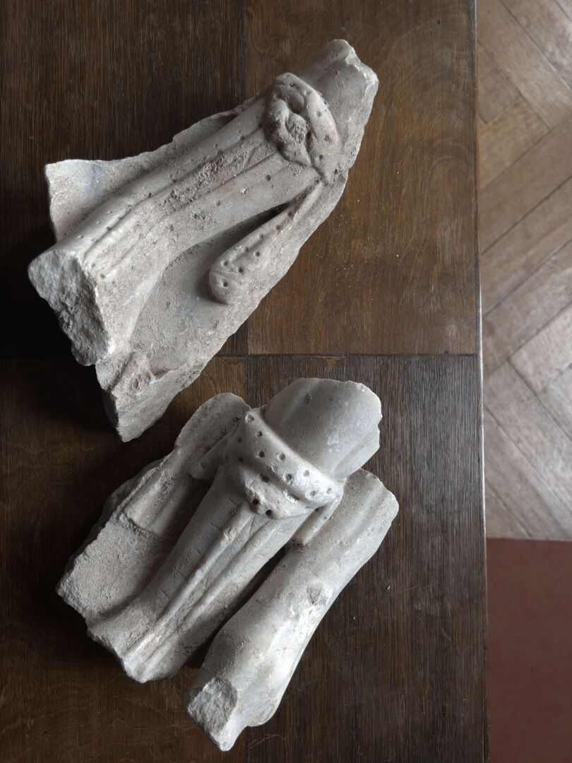Deux fragments de relief orné de jambes chaussées de bottines et d'une jambe de &hellip;