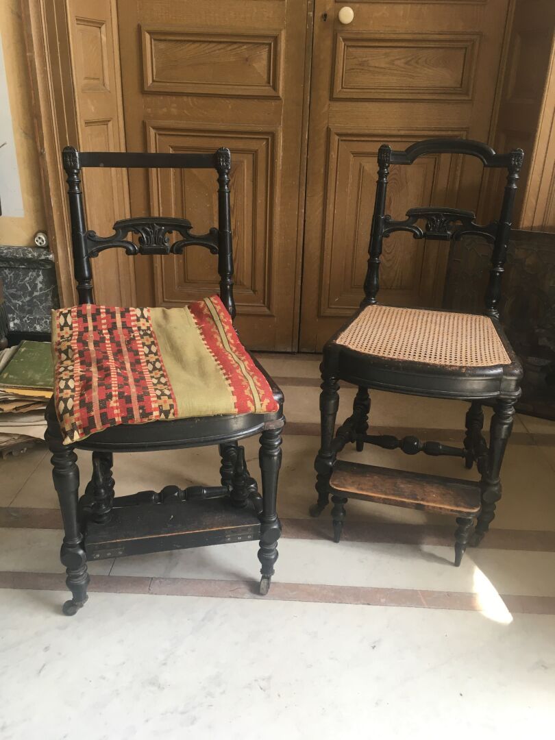 Null 一对拿破仑三世时期的涂黑木椅 

背部有镂空设计，底座上装饰有脚踏板（BRIAU基金）。

H.93 L.44 D.43 cm.