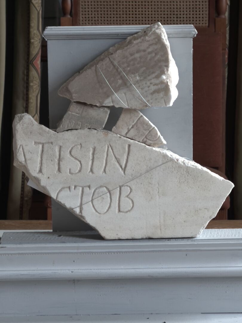 Null 碎片上刻有 "ATISIN CTOB "字样。大理石。 

罗马时期。21 x 35厘米。 

附有三块大理石古物碎片。