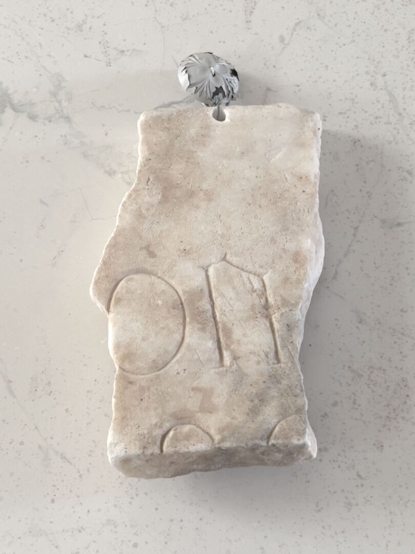 Null 碎片上刻有 "OIY "字样。大理石。 

罗马时期。 

17 x 10厘米。