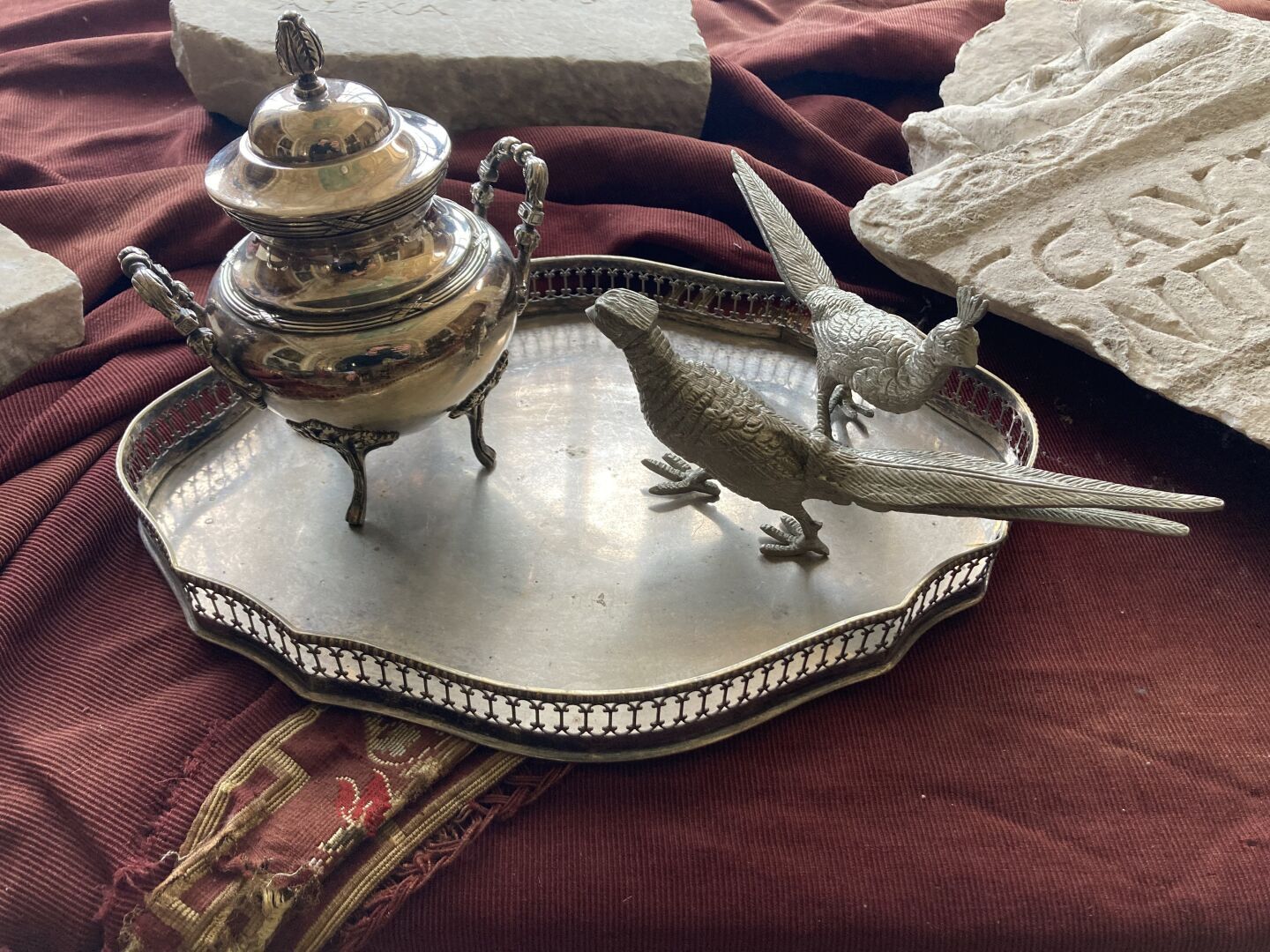 Null 
一套镀银金属器皿包括一个带有镂空画廊的弧形中心器皿，一对金属雉鸡和一个有盖糖碗。