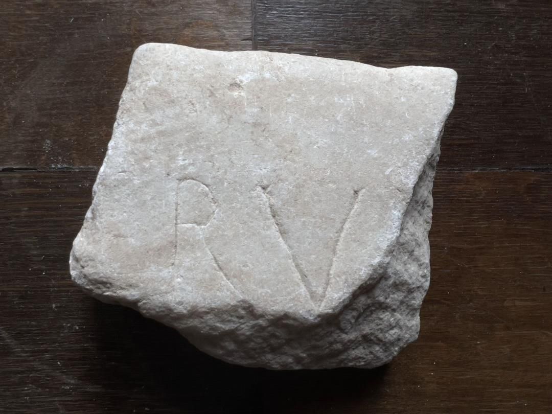 Null 碎片上刻有 "RV "字样。大理石。略有磨损。

罗马时期。 

12 x 12厘米。