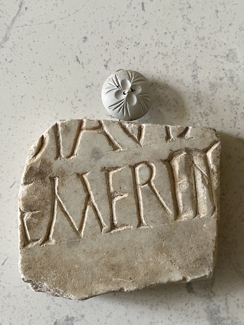 Null 碎片上刻有 "A MERE "的字样。大理石。 

罗马时期。 

10 x 12厘米。