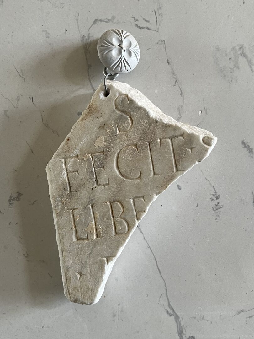Null 碎片上刻有 "S FECIT "字样。LIBE"，当然是一个被解放的奴隶。大理石。 

罗马时期。 

14.5 x 12 厘米。