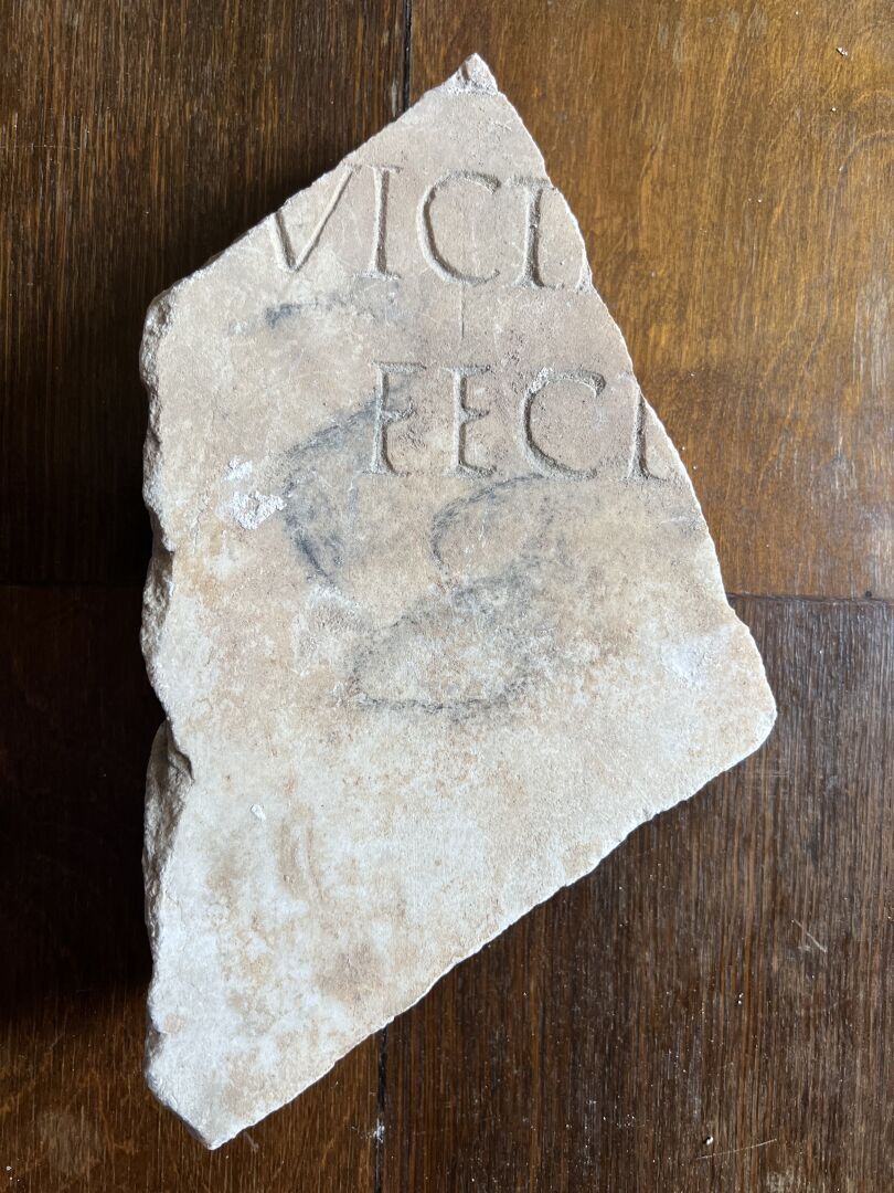 Null Fragment engraved with the inscription "VICI FECI". Marble. 

Roman period.&hellip;