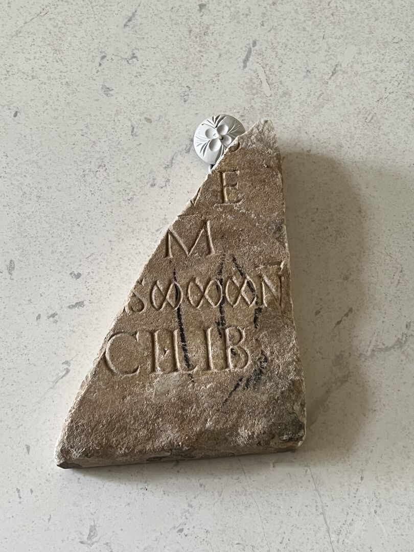 Null 碎片上刻有 "EMXXXXNCILIB "字样。大理石。 

罗马时期。 

18 x 12厘米。
