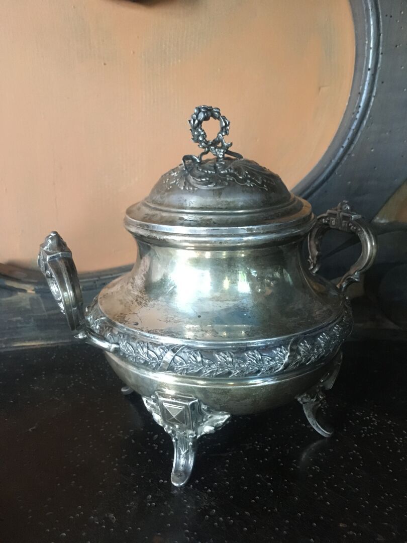 Null 银质糖碗，米诺尔标记，布伦格银匠

丰富的月桂树和叶子的装饰。

H.17厘米
