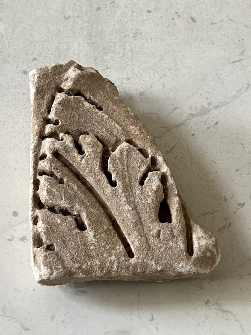 Null 用钻头制作的装饰有刺桐叶的首都碎片。大理石。罗马艺术。 

18 x 12.5厘米。