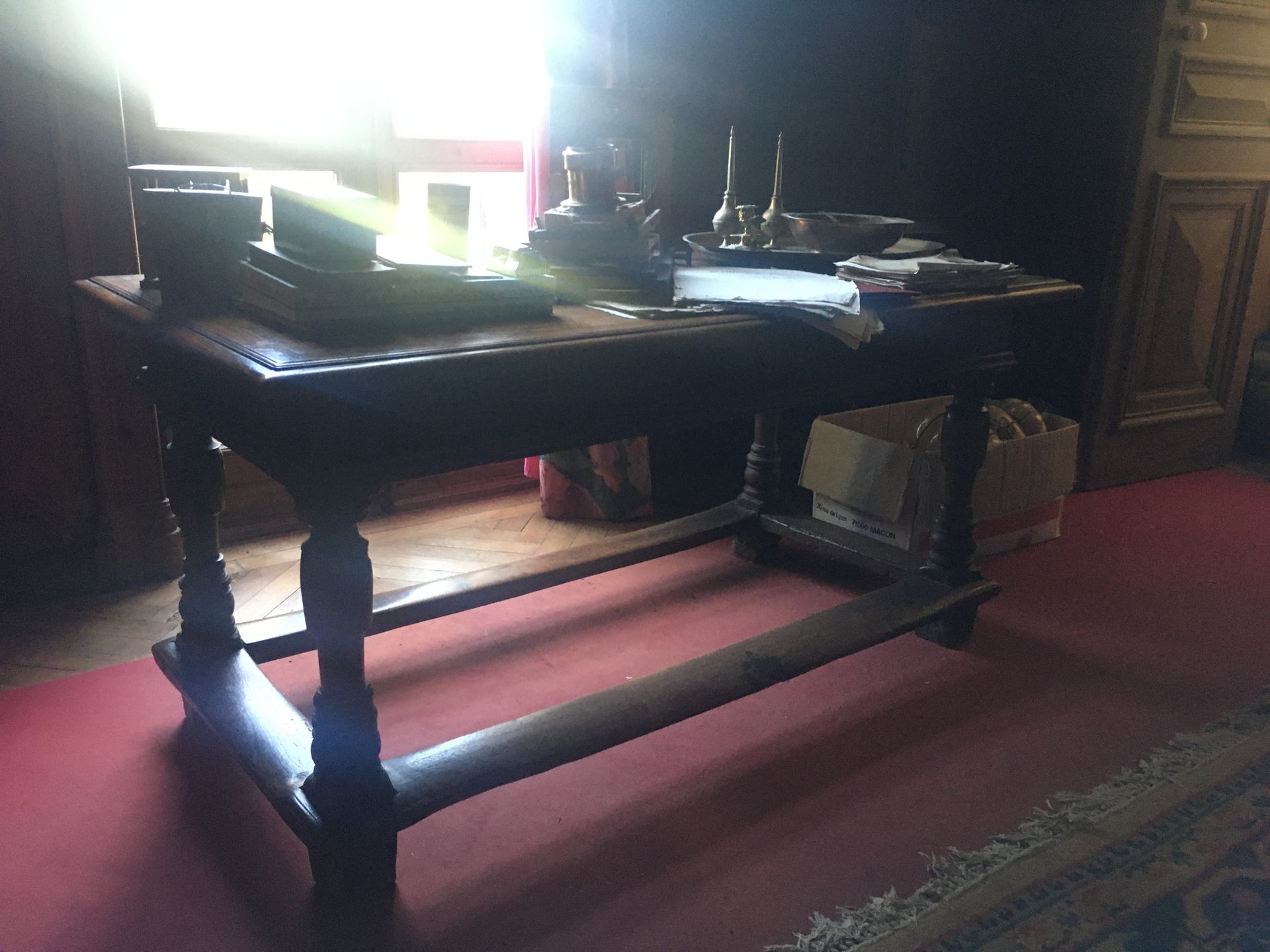 Null 胡桃木书桌，部分18世纪

它在腰部有两个抽屉，放在一个由支架连接的栏杆底座上。

高76、长155、深79厘米