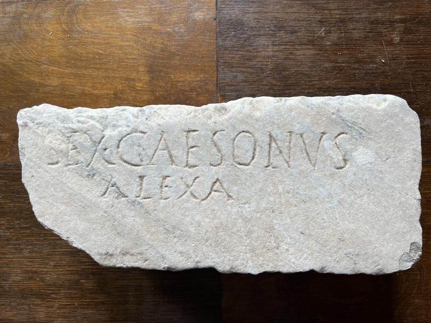 Fragment gravé de l'inscription « SEX CAESONUS ALEXA». Marbre. 
Epoque romaine. &hellip;