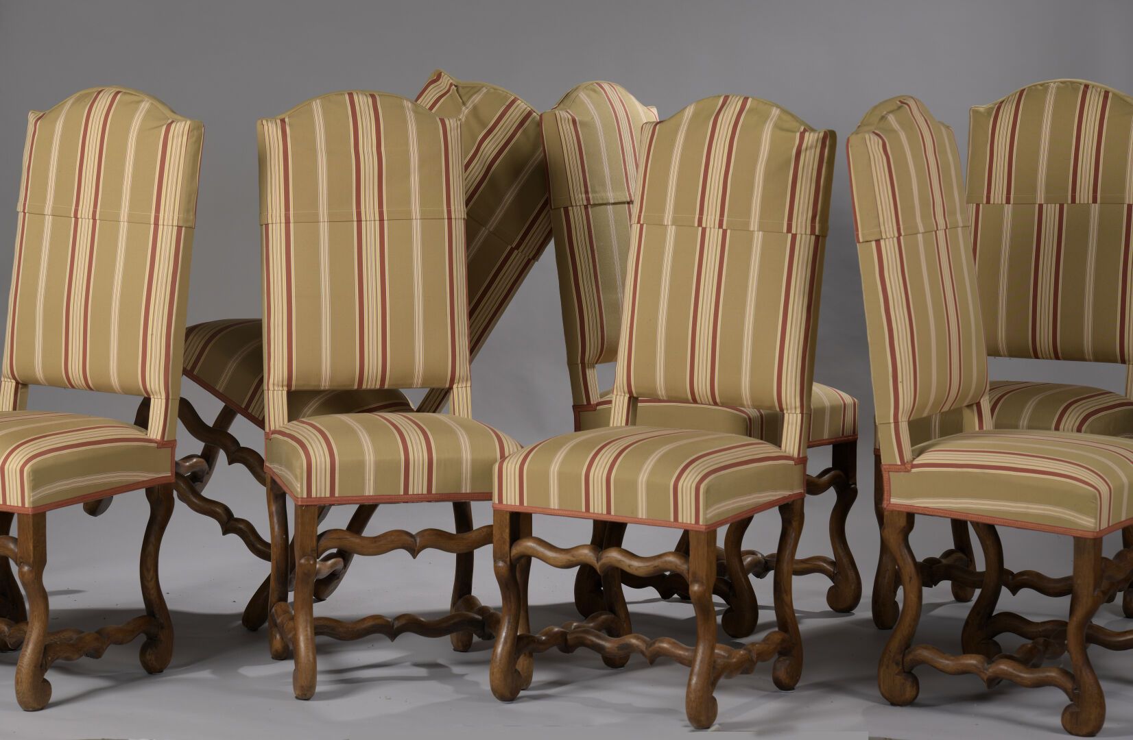 Suite de huit chaises 一套八把天然木椅，由卷轴腿和羊皮支架连接而成。

现代软垫。

110 x 45 x 45厘米