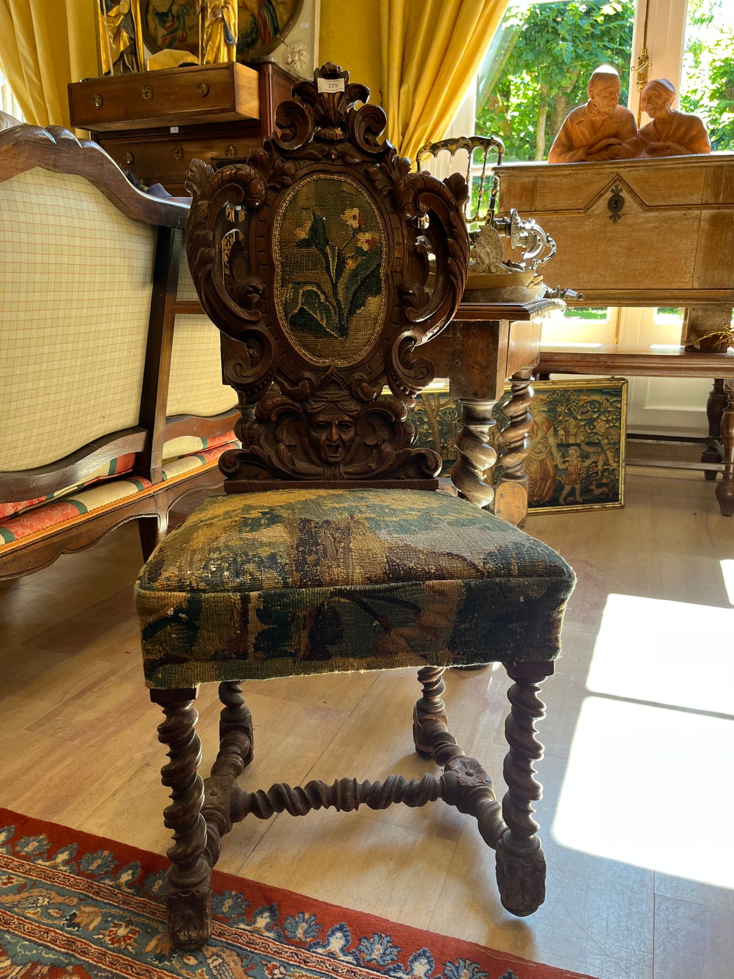 DEUX CHAISES Lot comprenant une chaise à musique et une chaise en bois sculpté d&hellip;