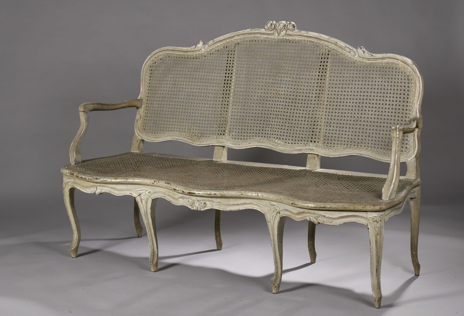 Canapé - Époque Louis XV. Sofa with cane bottom in grey lacquered wood molded an&hellip;