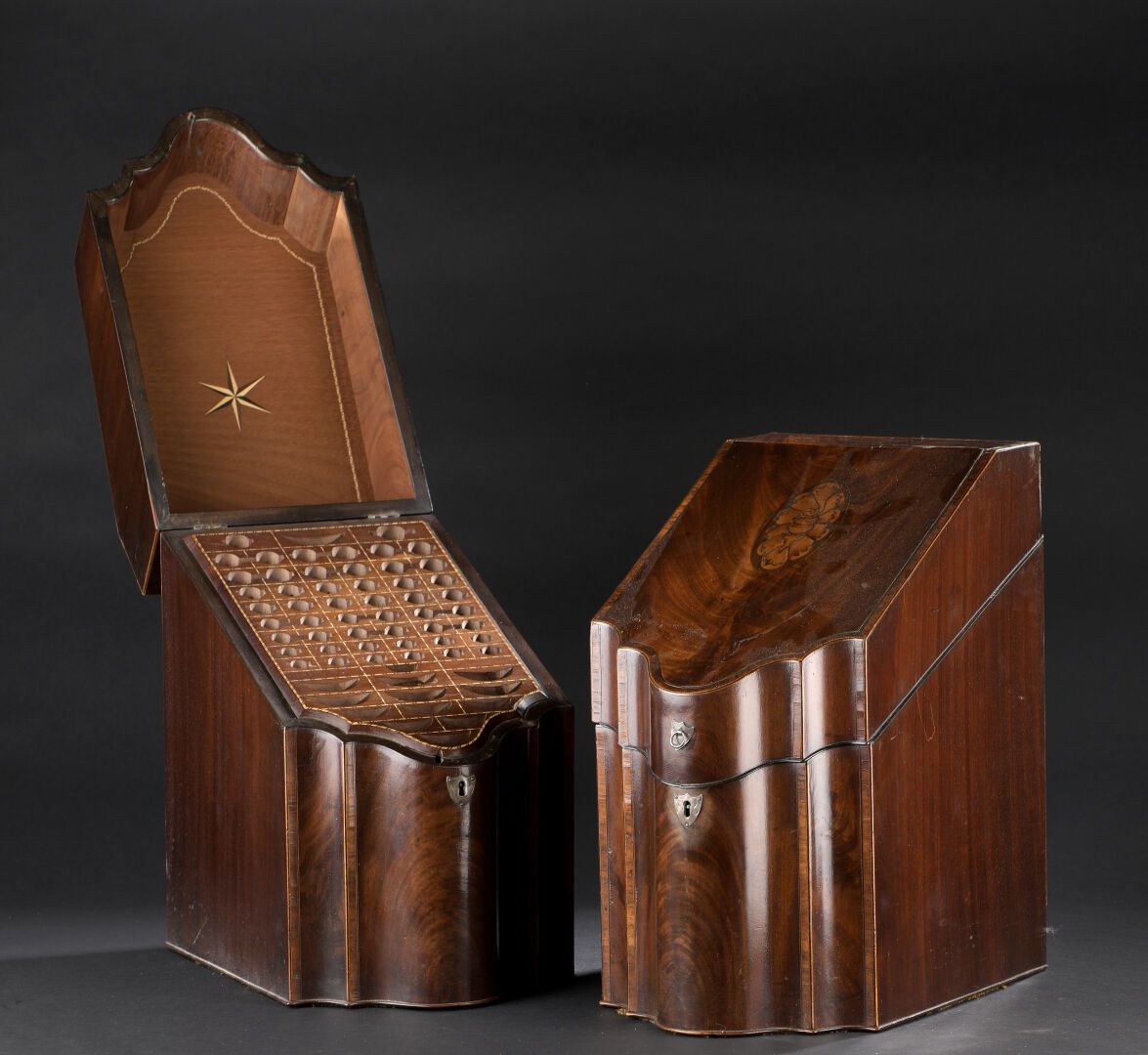 Paire de boîtes à couvert, d'époque Georges III Pair of mahogany veneered boxes &hellip;