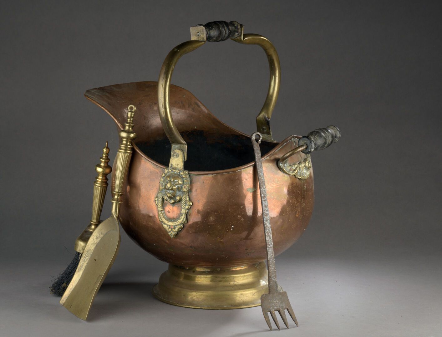 Lot en cuivre 铜制套装包括一个涡轮壶，一个灰壶，一个喷泉，两个浇水器。